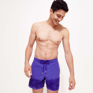 Bañador con estampado Ronde De Tortues reactivo al agua para hombre Purple blue vista frontal desgastada