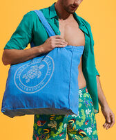 Borsa tote unisex in lino Turtle Earthenware vista frontale indossata