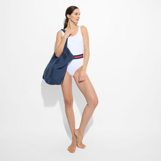 Strandtasche aus Bio-Baumwolle für Damen – Vilebrequin x Ines de la Fressange Marineblau Vorderseite getragene Ansicht
