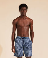 Lange Net Sharks Badeshorts für Herren Marineblau Vorderseite getragene Ansicht