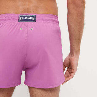 Bañador corto elástico y ajustado liso para hombre Pink dahlia detalles vista 2