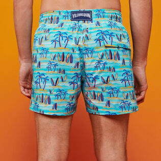 Bañador elástico con estampado Palms & Surfs para hombre de Vilebrequin x The Beach Boys Lazulii blue vista trasera desgastada