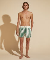 HS Stripes Stretch-Badeshorts für Herren – Vilebrequin x Highsnobiety Garden Vorderseite getragene Ansicht