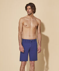 Solid Tencel-Bermudashorts für Herren Ultramarin blau Vorderseite getragene Ansicht