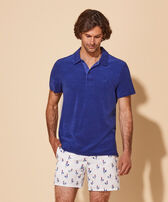 Polo de color liso en tejido jacquard para hombre Ink vista frontal desgastada