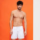 Bañador de color liso para hombre Blanco vista frontal desgastada