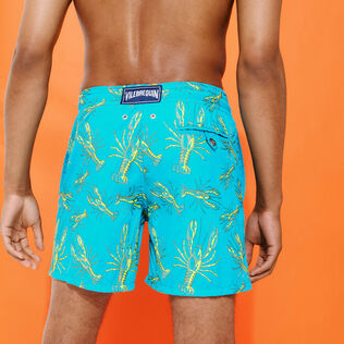 Lobsters Badeshorts mit Stickerei für Herren – Limitierte Serie Curacao Rückansicht getragen