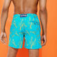 Lobsters Badeshorts mit Stickerei für Herren – Limitierte Serie Curacao Rückansicht getragen