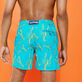 男士 Lobsters 刺绣泳裤 - 限量款 Curacao 背面穿戴视图