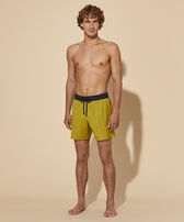 Pantaloncini mare uomo in lana Super 120' Sunflower vista frontale indossata