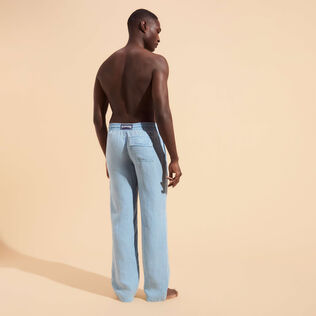 Pantalon en lin homme uni coloration minérale naturelle Source vue portée de dos