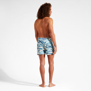 Pantaloncini mare uomo elasticizzati Wave - Vilebrequin x Maison Kitsuné Blu vista indossata posteriore