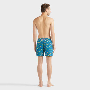 Ronde des Tortues Badeshorts mit Stickerei für Herren – Limited Edition Peacock Rückansicht getragen