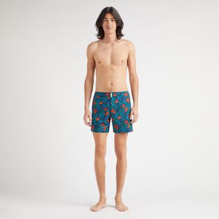 Kurze Tropical Flowers Stretch-Badeshorts mit flachem Bund für Herren Marineblau Vorderseite getragene Ansicht