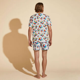 T-shirt uomo in cotone biologico - Vilebrequin x Okuda San Miguel Multicolore vista indossata posteriore