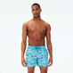 Bañador con bordado Go Bananas para hombre - Edición limitada Jaipuy vista frontal desgastada