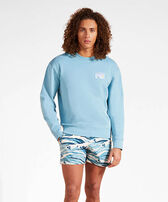 Wave Unisex-Sweatshirt aus Baumwolle mit Rundhalsausschnitt – Vilebrequin x Maison Kitsuné Breeze Männer Vorderansicht getragen