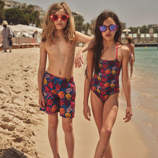 Noumea Sea Shells Badeanzug für Mädchen Marineblau Vorderseite getragene Ansicht