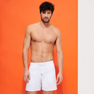 Bañador de color liso para hombre Blanco vista frontal desgastada