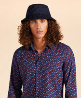 Embroidered Bucket Hat Turtles All Over Marineblau Vorderseite getragene Ansicht