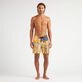 Bañador con estampado Voile et Pins de 360 grados para hombre - Vilebrequin x Paul Signac Maiz vista frontal desgastada