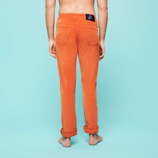 Pantalón recto de terciopelo con cinco bolsillos para hombre Rust vista trasera desgastada