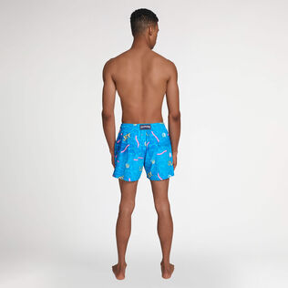 Men Stretch Short Swim Shorts Side Ways - Vilebrequin x Joel Mesler Hawaii blue 背面穿戴视图