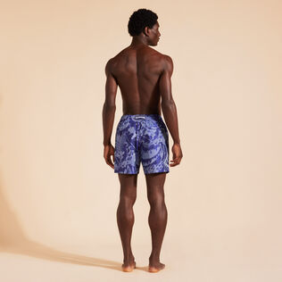Pantaloncini mare uomo 360 Vagues - Vilebrequin x Maison BUCOL Purple blue vista indossata posteriore