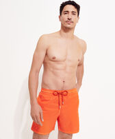 Bañador ultraligero y plegable de color liso para hombre Tango vista frontal desgastada