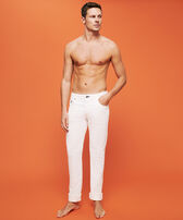 Pantaloni uomo a 5 tasche in velluto a coste 1500 righe Off white vista frontale indossata
