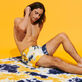 Toalla de playa de algodón con estampado Tie & Dye Azul marino vista frontal desgastada