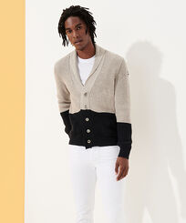 Cardigan uomo in cotone bicolore Beige/nero vista frontale indossata