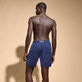 Einfarbige Leinen-Bermudashorts mit Cargotaschen für Herren Marineblau Rückansicht getragen