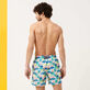 男款 Ultra-light classique 印制 - Men Swimwear Ultra-light and packable Urchins & Fishes, White 背面穿戴视图