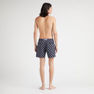 VBQ Turtle Monogram Badeshorts mit Stickerei für Herren – Limitierte Serie Marineblau Rückansicht getragen