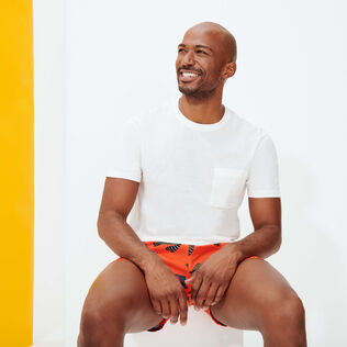 Camiseta de algodón orgánico de color liso para hombre Blanco tiza detalles vista 1