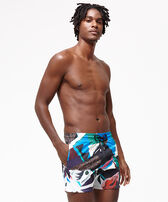 Men Stretch Swim Shorts Séduction - Vilebrequin x Deux Femmes Noires Multicolor front worn view