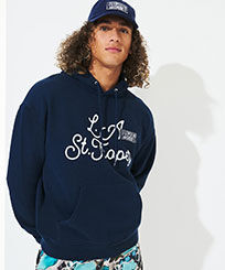 LA/St-Tropez Kapuzenpullover für Herren - Vilebrequin x Highsnobiety Marineblau Vorderseite getragene Ansicht