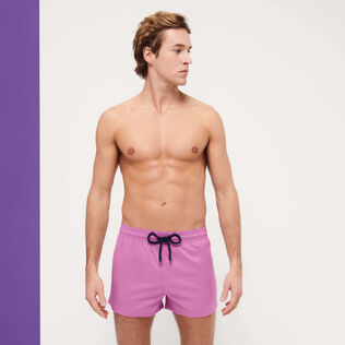 男士纯色修身弹力游泳短裤 Pink dahlia 正面穿戴视图