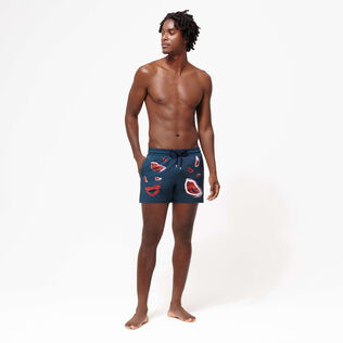 Pantaloncini mare uomo elasticizzati Passion - Vilebrequin x Deux Femmes Noires Goa vista frontale indossata