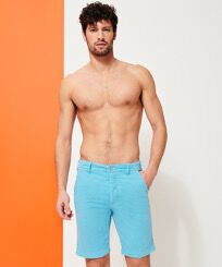 Micro Flowers Chino-Bermudashorts für Herren Lagune Vorderseite getragene Ansicht