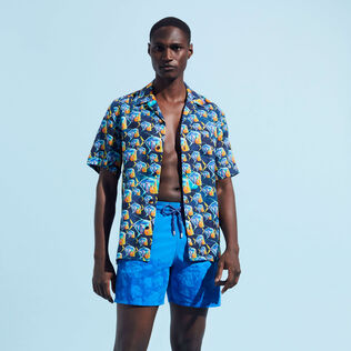 Pantaloncini mare uomo idroreattivi Piranhas Earthenware vista frontale indossata