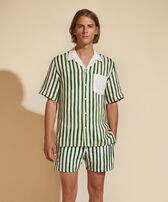 HS Stripes Bowling-Hemd aus Leinen für Herren – Vilebrequin x Highsnobiety Garden Vorderseite getragene Ansicht