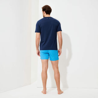 Camiseta de algodón orgánico de color liso para hombre Azul marino vista trasera desgastada