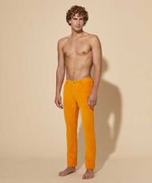 Pantaloni uomo a 5 tasche in velluto a coste 1500 righe Carota vista frontale indossata