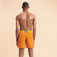 Maillot de bain homme floqué Starlettes Carotte vue portée de dos