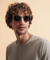 Gafas de sol unisex blancas de madera - VBQ x Shelter Olivier vista frontal de hombre desgastada