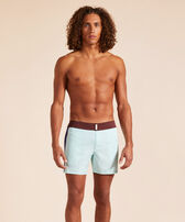 Color Block Stretch-Badeshorts mit flachem Bund für Herren Thalassa Vorderseite getragene Ansicht