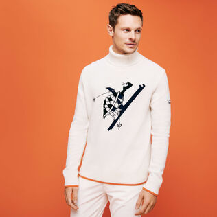 Dolcevita uomo in lana jacquard Off white vista frontale indossata