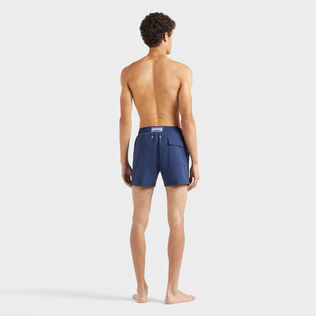 Kurze Solid Badeshorts für Herren Marineblau Rückansicht getragen